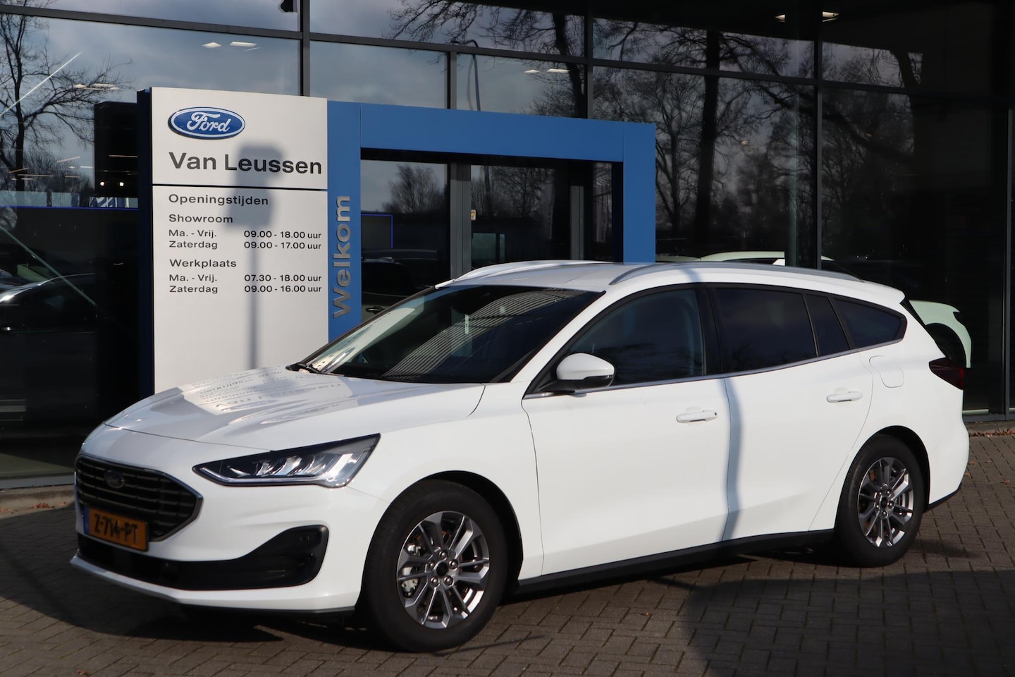 Ford Focus Wagon - 125PK HYBRID TITANIUM NAVI CRUISE CLIMA APPLE/ANDROID PARK-SENSOREN PRIVACY-GLASS LM-VELGE - AutoWereld.nl