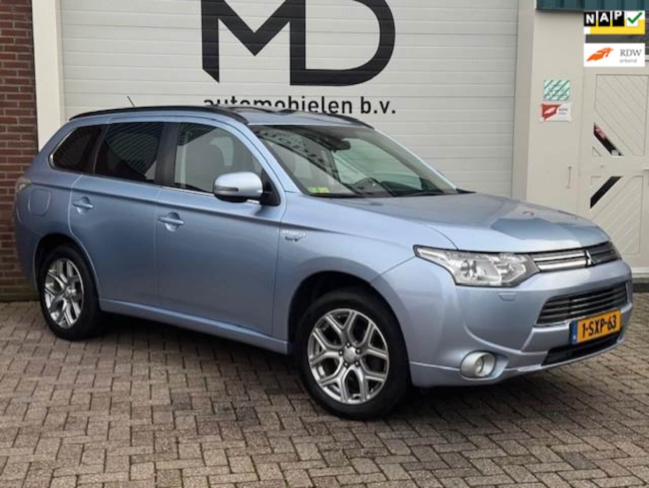 Mitsubishi Outlander - 2.0 PHEV instyle 4WD-Dealer onderhouden - AutoWereld.nl