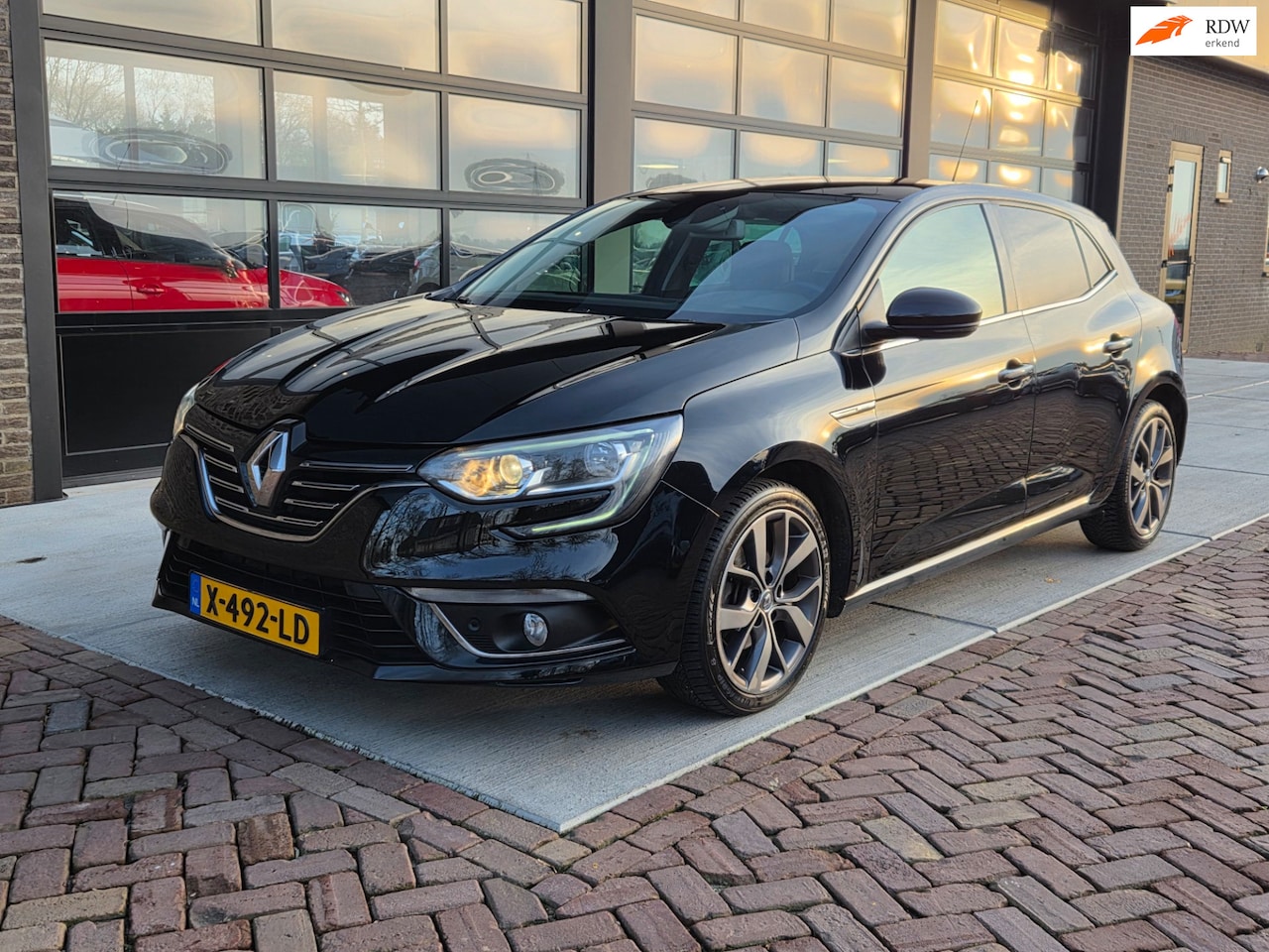 Renault Mégane - 1.2 TCe Bose | Autm | Groot Navi | Led | 1/2 Leer | - AutoWereld.nl
