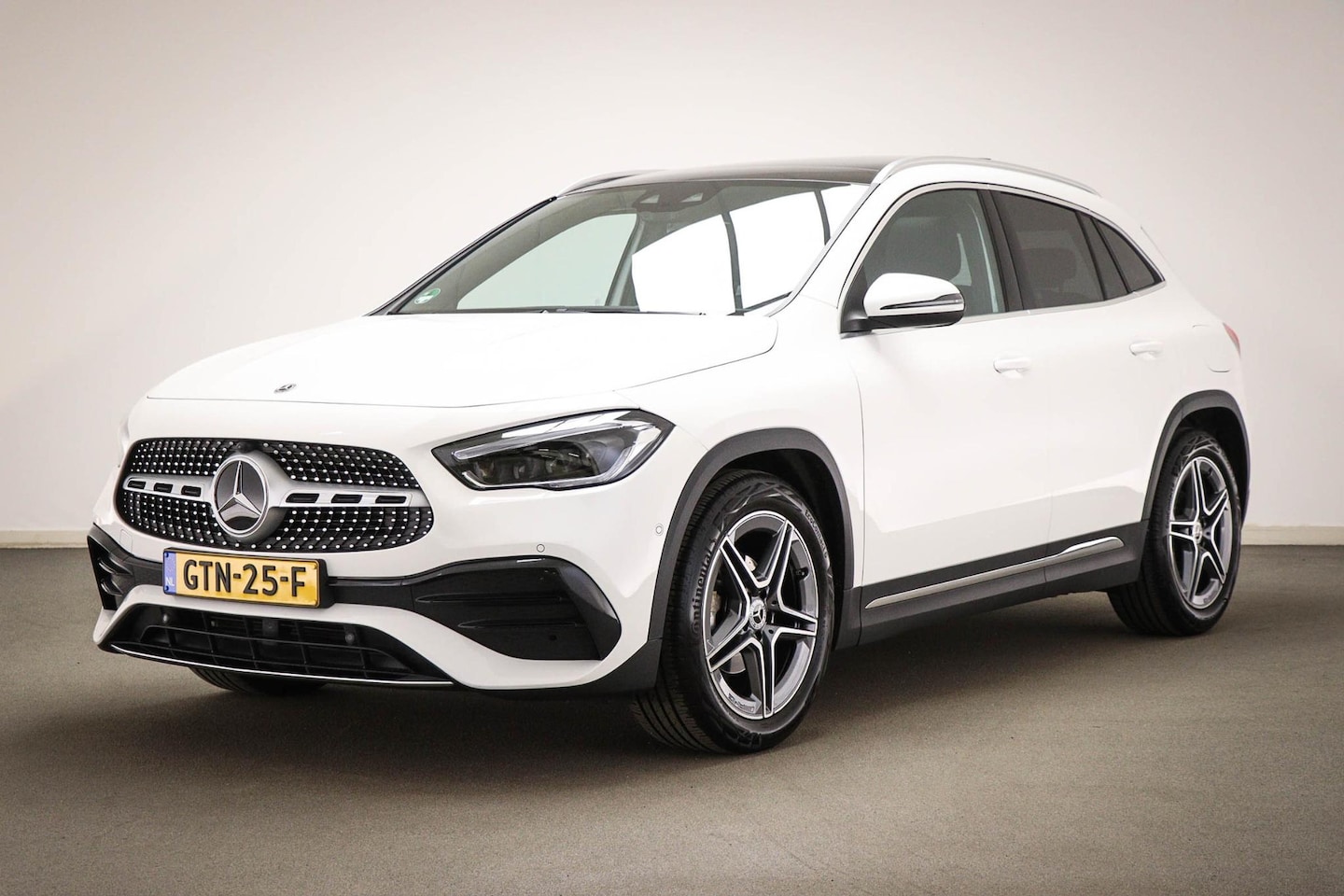 Mercedes-Benz GLA-Klasse - 180 AMG Line | PANORAMADAK | HALF LEDER | STOELVERWARMING | APPLE - AutoWereld.nl