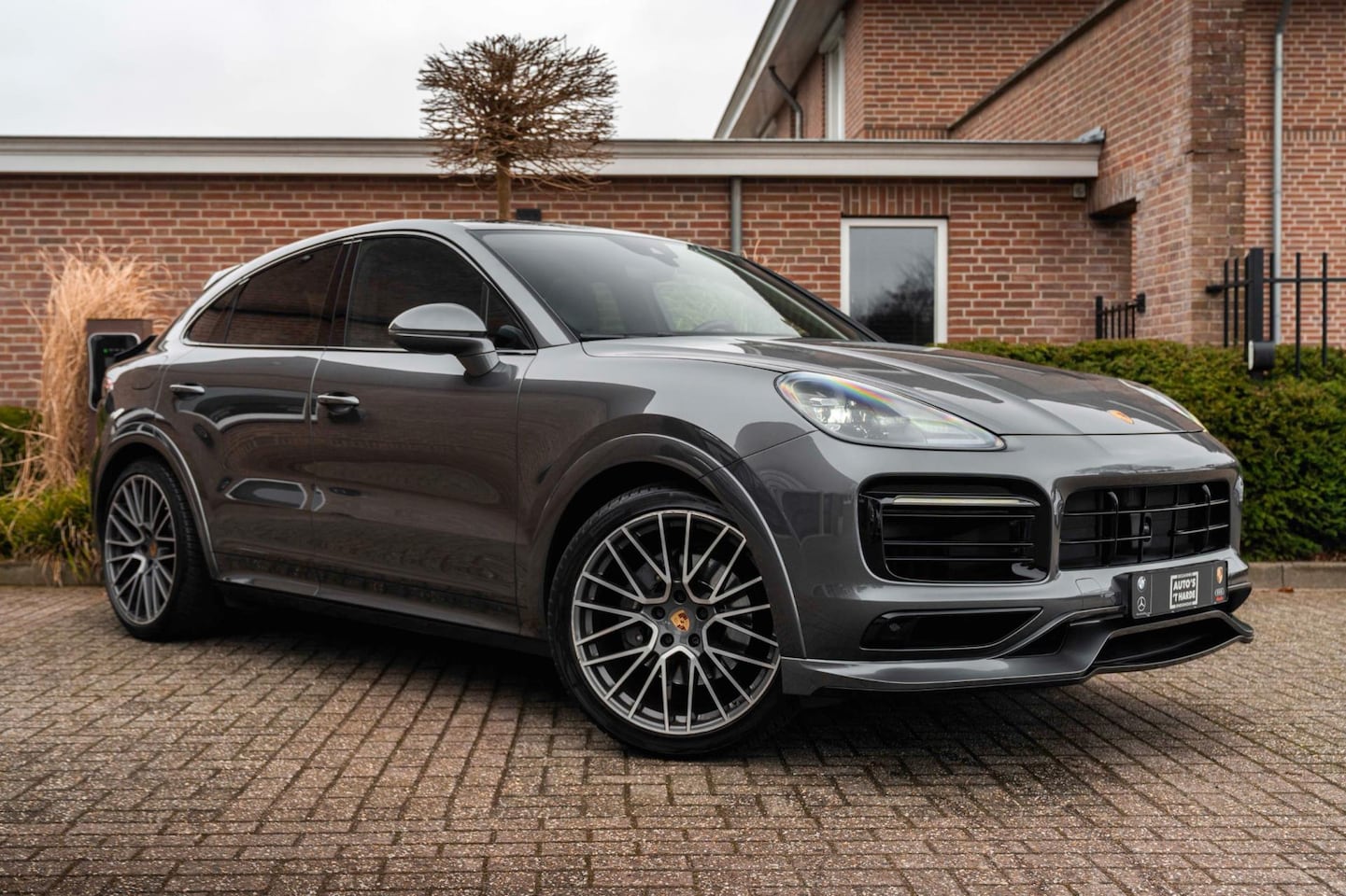 Porsche Cayenne Coupé - 3.0 E-Hybrid Platinum Edition Sport Design Luchtvering Pano Soft Black Optic Close 22'' - AutoWereld.nl
