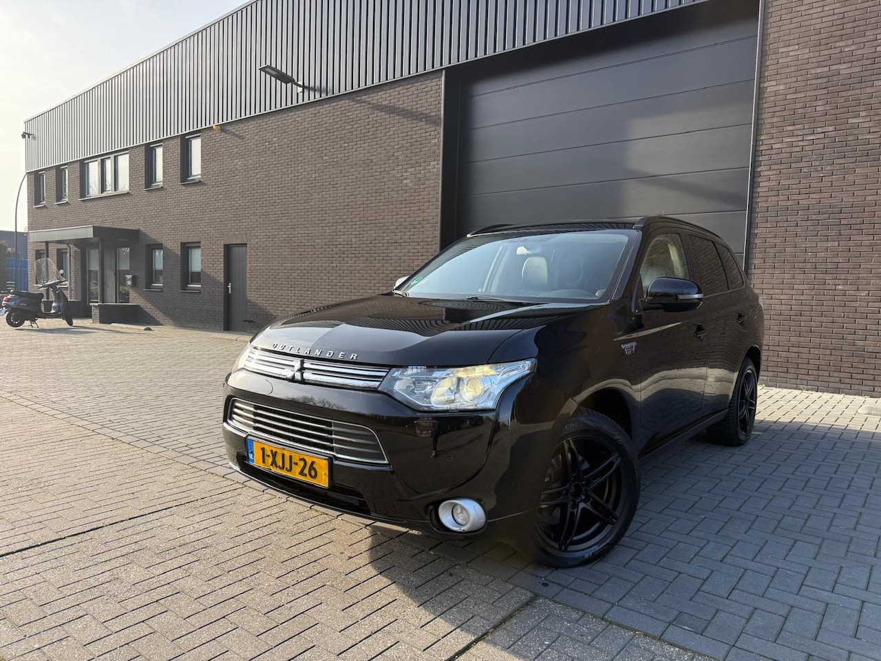 Mitsubishi Outlander - 2.0 PHEV Instyle | INCL. 12MND GARANTIE | SCHUIFDAK | LEDER | NAVI | CAMERA | - AutoWereld.nl