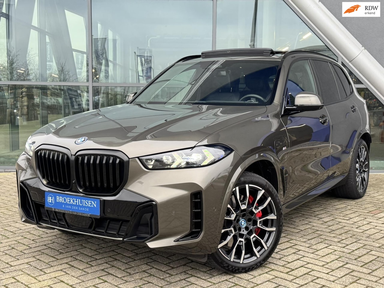 BMW X5 - XDrive50e M-sport 490pk Sky Lounge Panoramadak / Elekt Trekhaak / HU Display - AutoWereld.nl