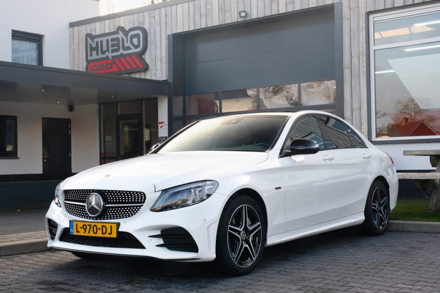 Mercedes-Benz C-klasse - 300 e AMG Line Pano, Leder, Origineel NL, Sfeerverlichting. - AutoWereld.nl