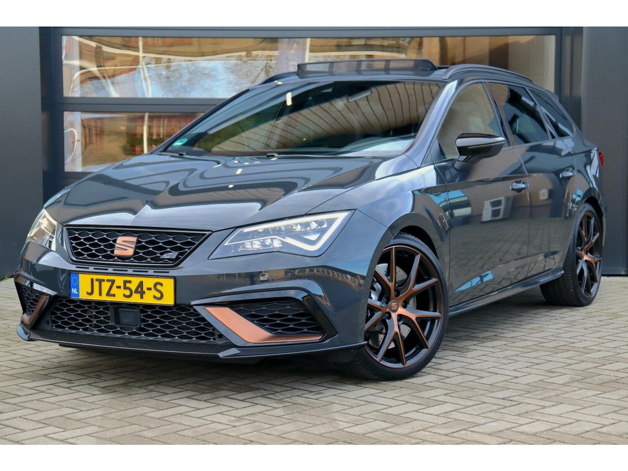 SEAT Leon ST - 2.0 TSI CUPRA R - 4DRIVE | Blackness Grey | Panorama | Dealer Onderhouden | Carbon - AutoWereld.nl