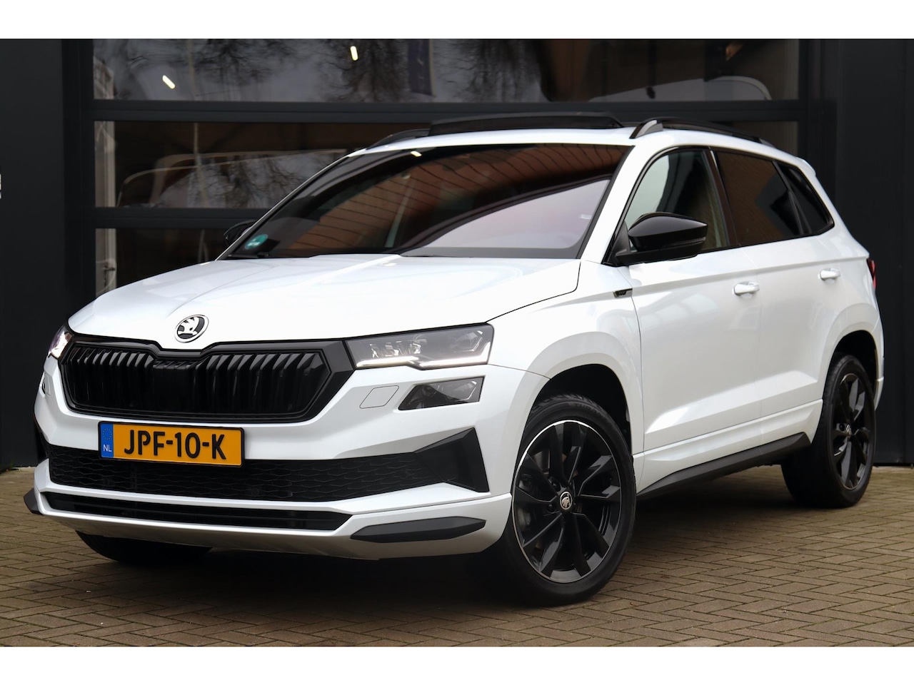 Skoda Karoq - 1.5 TSI ACT Sportline Business DSG | Panorama | Navigatie | Dealer Onderhouden | 1e Eigena - AutoWereld.nl