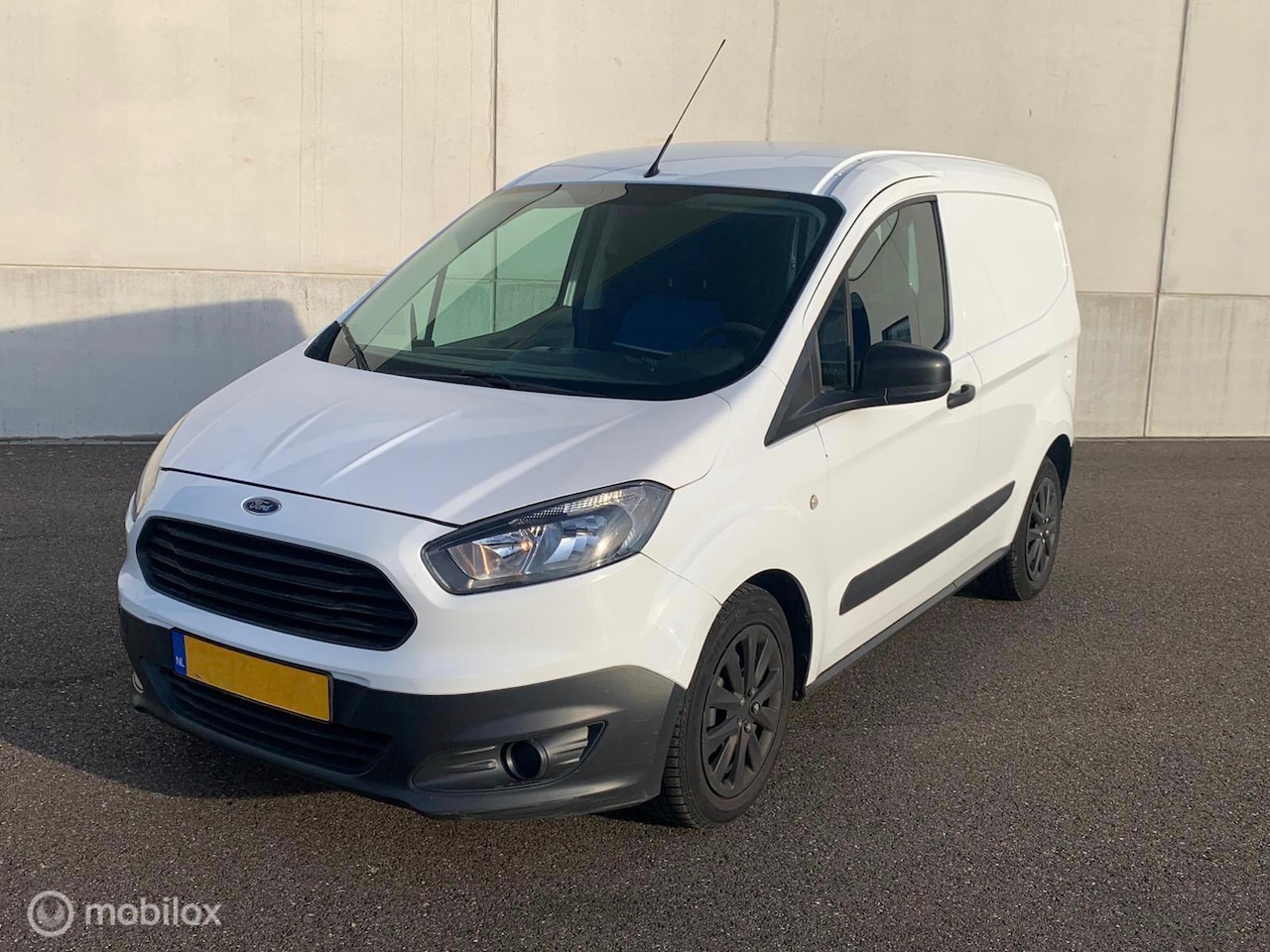 Ford Transit Courier - 1.5 TDCI AIRCO EURO 6 € 3999,- +21% BTW - AutoWereld.nl