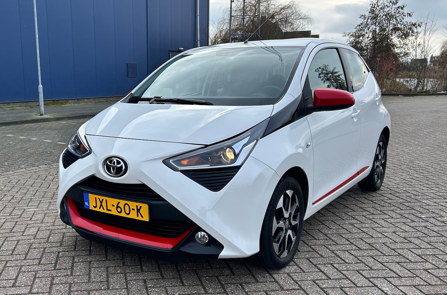 Toyota Aygo - 1.0 VVT-i x-joy Toyota Aygo X-Joy 72 pk, 5 deurs, Airco, Carplay in nieuwstaat - AutoWereld.nl