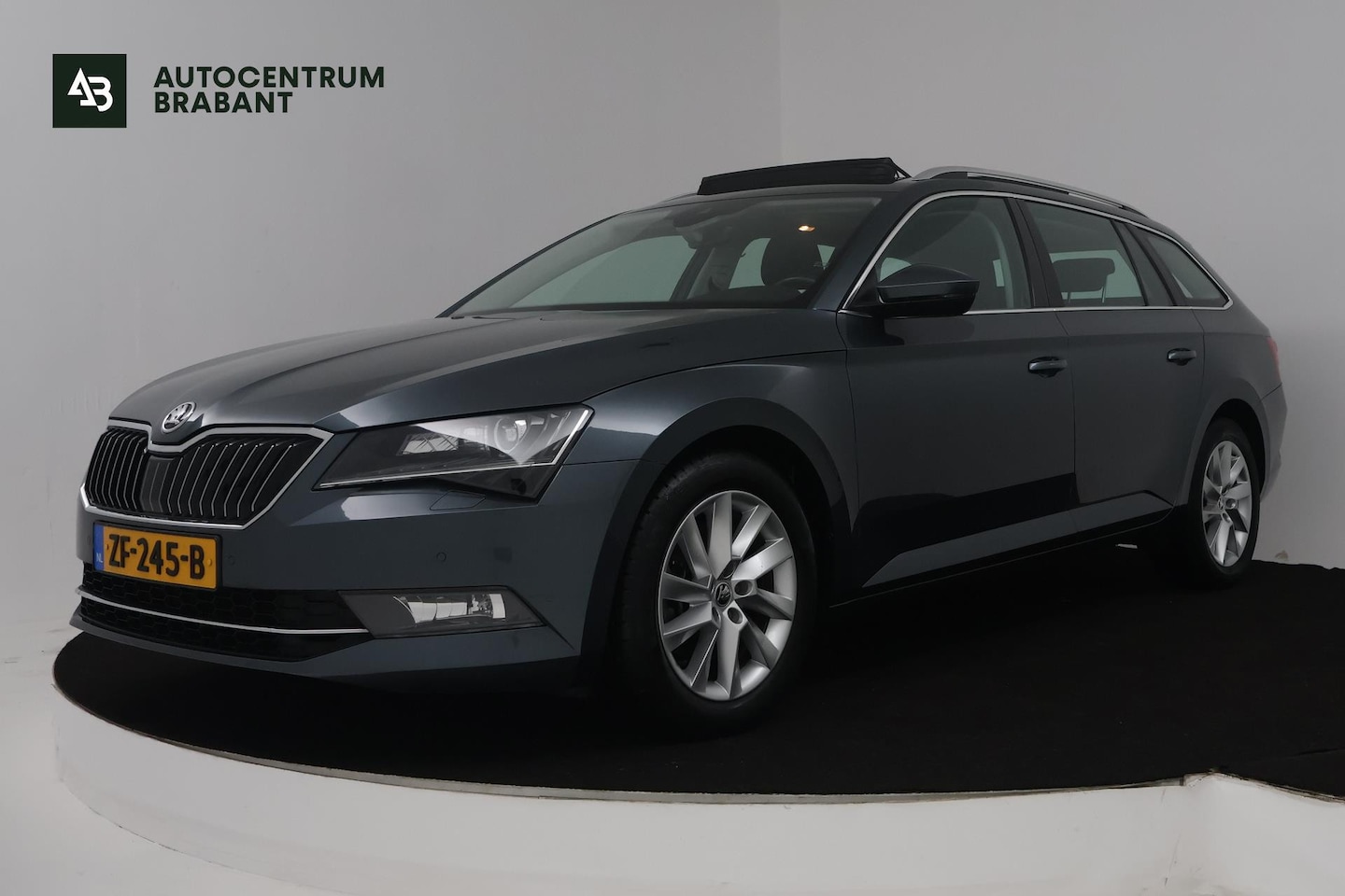 Skoda Superb Combi - 1.5 TSI ACT Ambition Business (PANORAMADAK, TREKHAAK, STOELVERWARMING, CARPLAY, PDC) - AutoWereld.nl