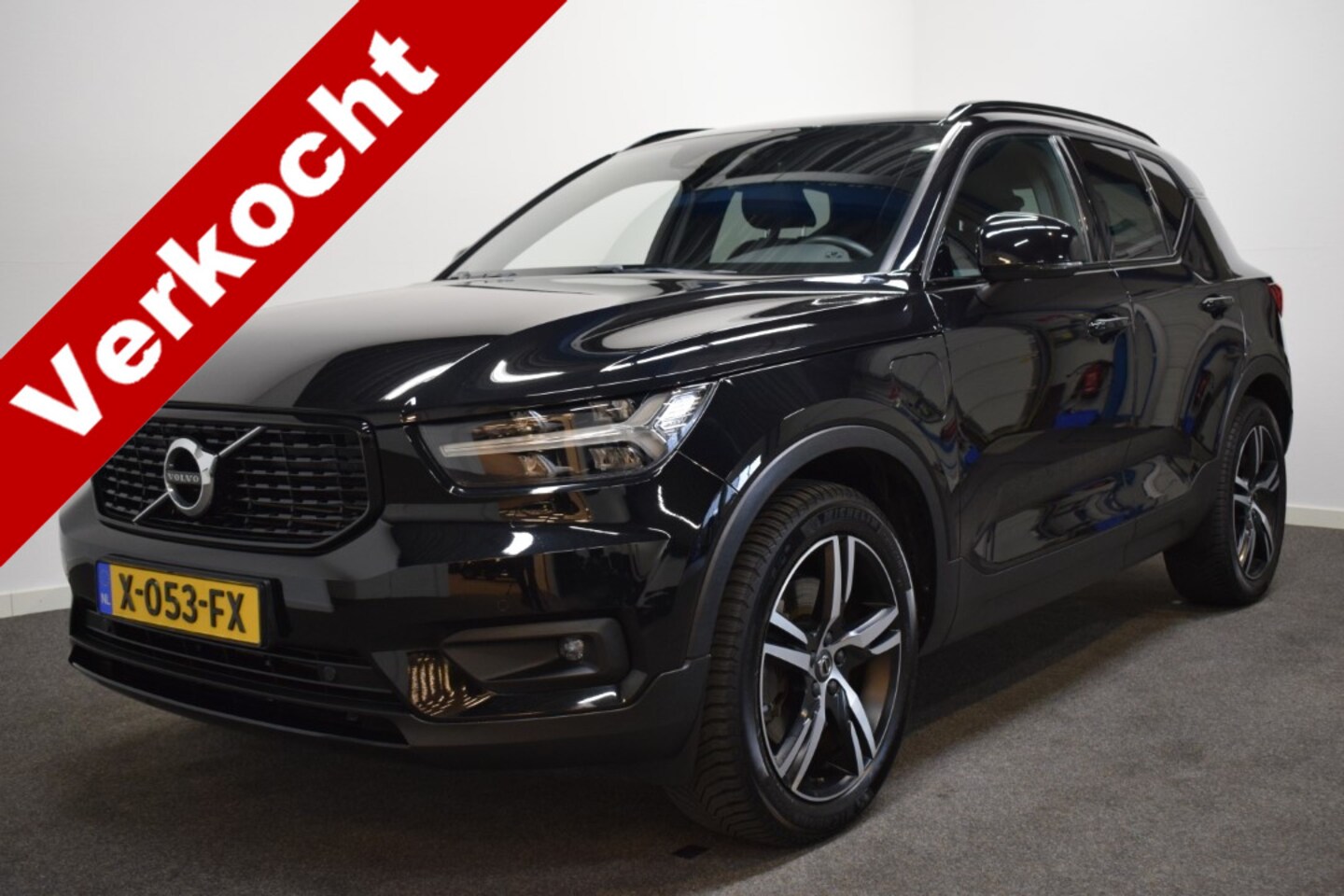 Volvo XC40 - T5 262pk AUT7 PHEV R-Design Trekhaak 1800kg/ Leer/ Stoelverw. V+A/ Stuur verw./ Camera/ PD - AutoWereld.nl