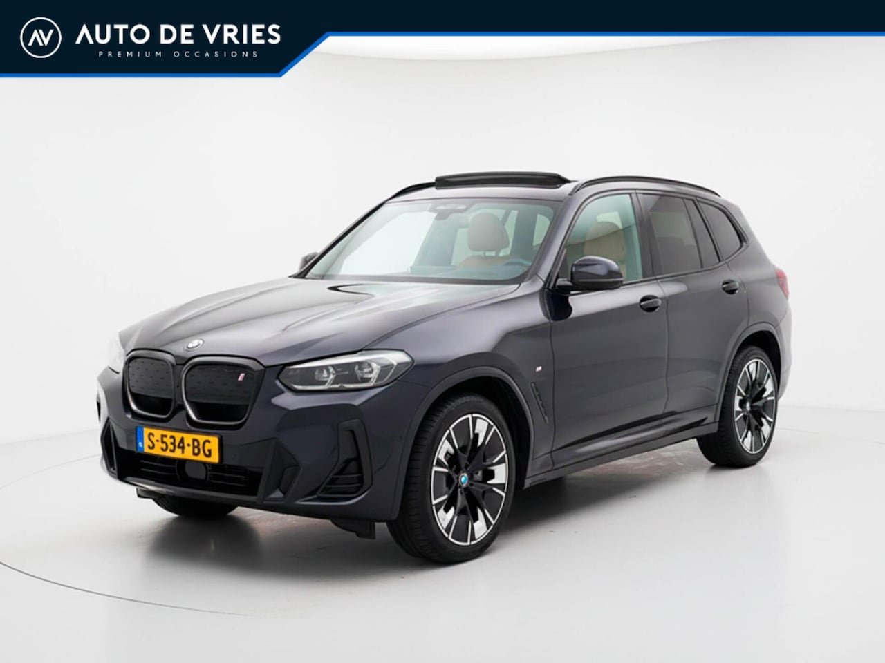 BMW iX3 - 80 kWh M-Sport Shadowline | SOH 97% | Cognac leder | Panoramadak | Driving Assistant - AutoWereld.nl