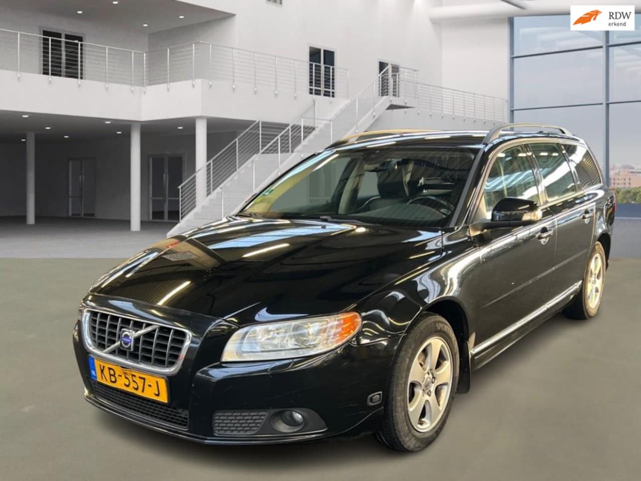 Volvo V70 - 2.0F Momentum|XENON|HALFLEDER|STOELVERW|PSENSOR|TREKHAAK - AutoWereld.nl