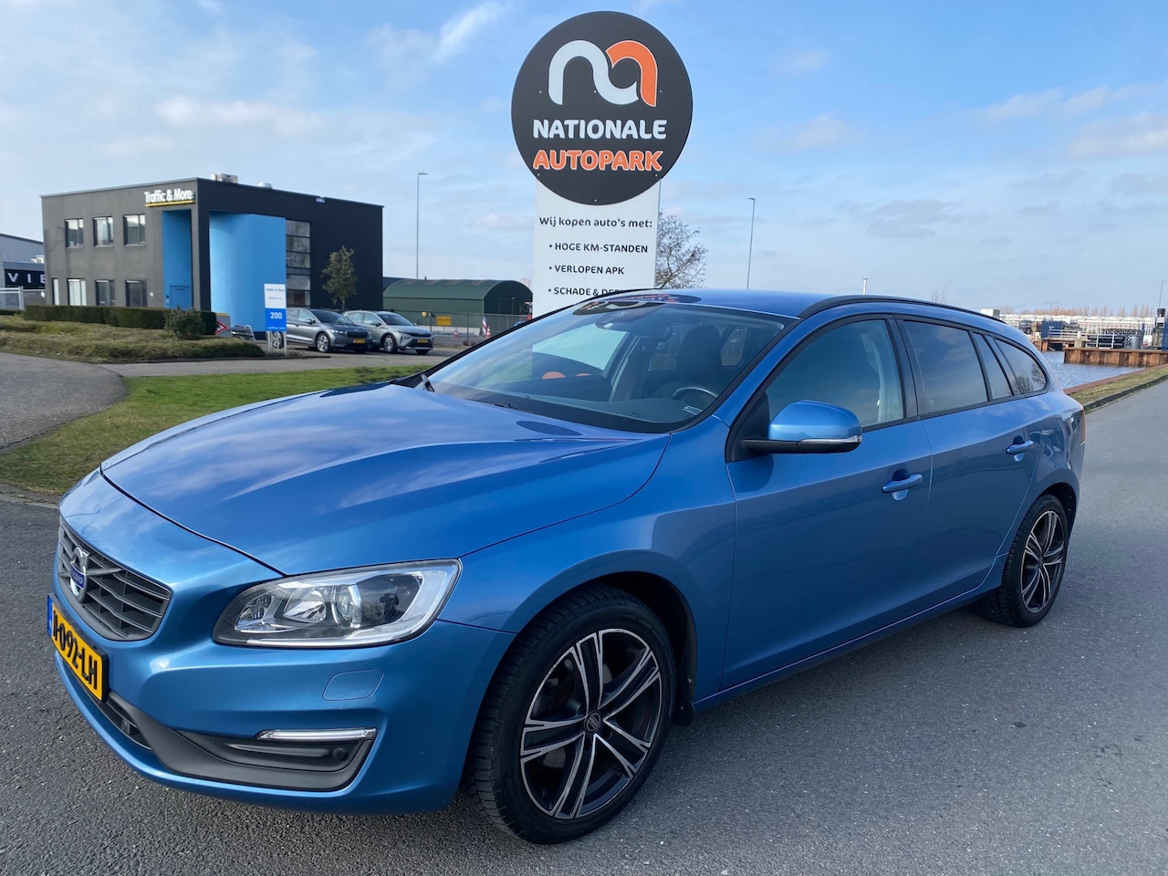 Volvo V60 - 2016 * 2.0 D4 Momentum * AUTOMAAT * EXPORT OF HANDEL * EURO 6 * - AutoWereld.nl