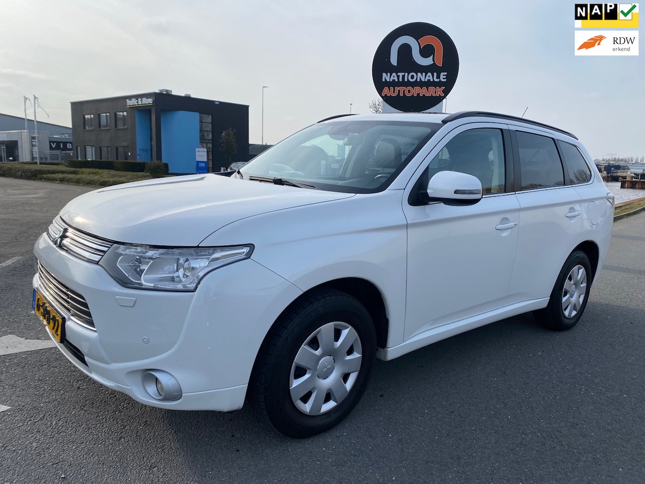 Mitsubishi Outlander - 2013 * 2.0 PHEV Instyle+ * APK !! TOP AUTO - AutoWereld.nl