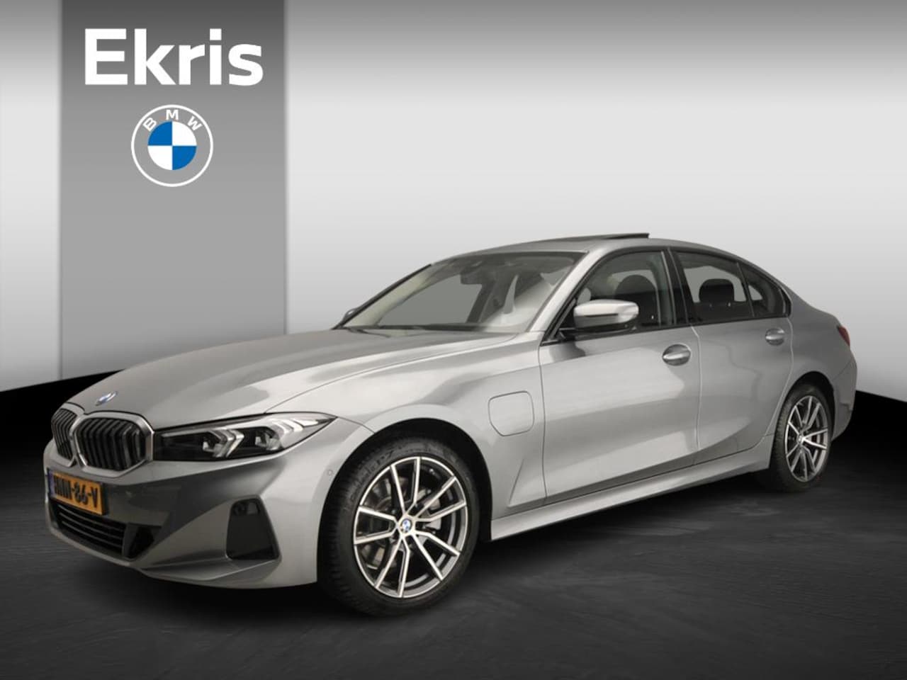 BMW 3-serie - Sedan 330e | LED | HUD | Schuifdak | Stoelverwarming | Surround view | DAB | Alu 18 inch - AutoWereld.nl