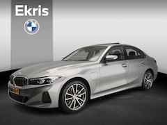 BMW 3-serie - Sedan 330e | LED | HUD | Schuifdak | Stoelverwarming | Surround view | DAB | Alu 18 inch