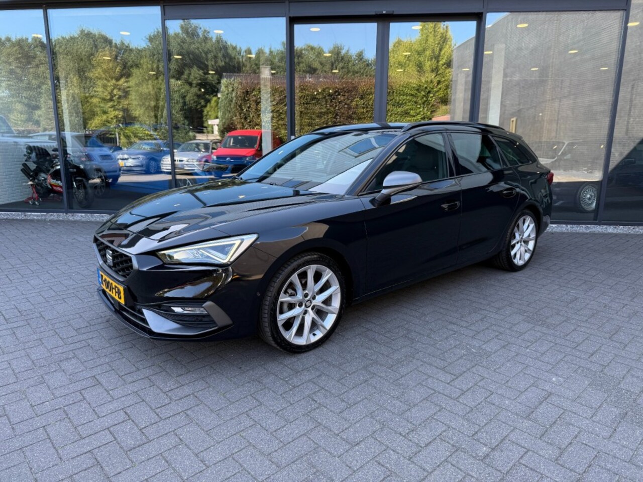 SEAT Leon Sportstourer - 1.5 eTSI FR Sportstourer 1.5 eTSI FR,LED,Trekhk Elekt,Adapt Cruise,BLIS,Lane Ass.,Half Leer - AutoWereld.nl