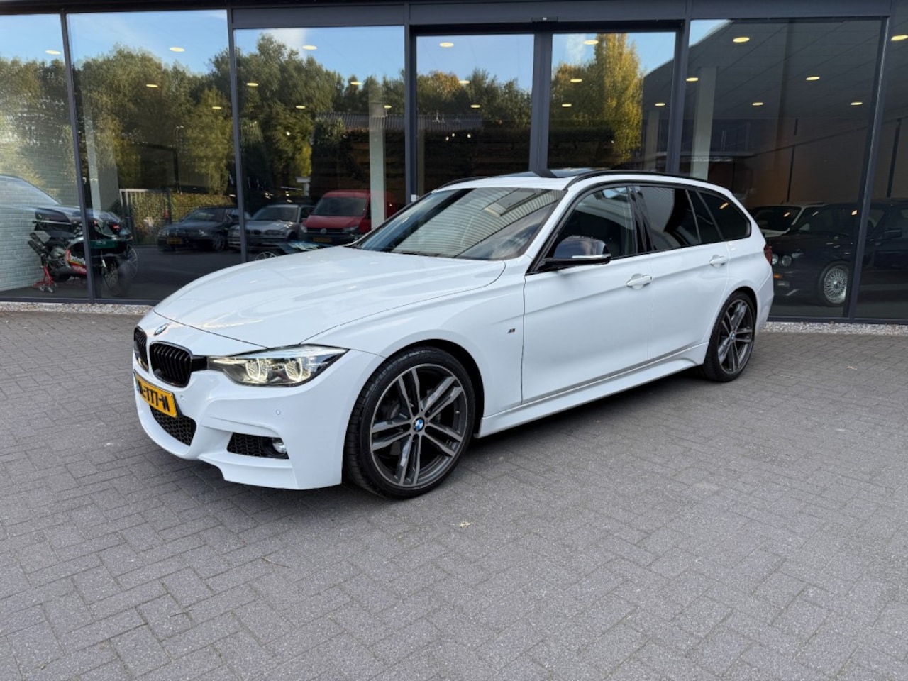 BMW 3-serie - 330i M Sport 330i M-Sport,Pano,LED,M-Perf. Uitlaat,Leer,Keyless,Dealer OH, - AutoWereld.nl