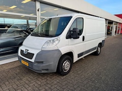 Peugeot Boxer - 330 2.2 HDI L1H1 Pro | 3e eigenaar | Airco | 3-zitplaatsen | Zijschuifdeur- rechts | Trekh