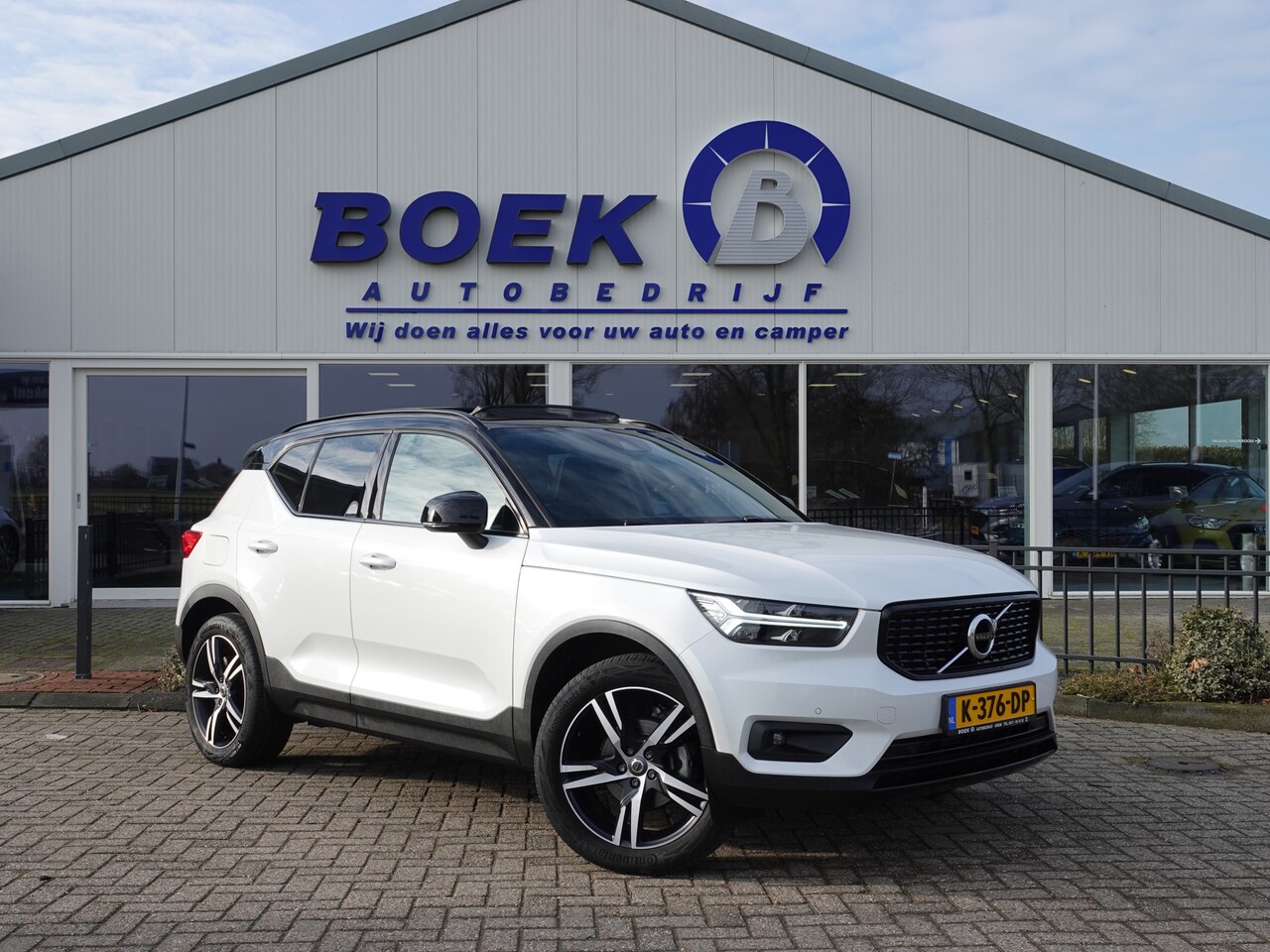 Volvo XC40 - 1.5 T2 R-Design PANO | TREKH. | H-LEER | PILOT + ACC | BLIS + CTA - AutoWereld.nl
