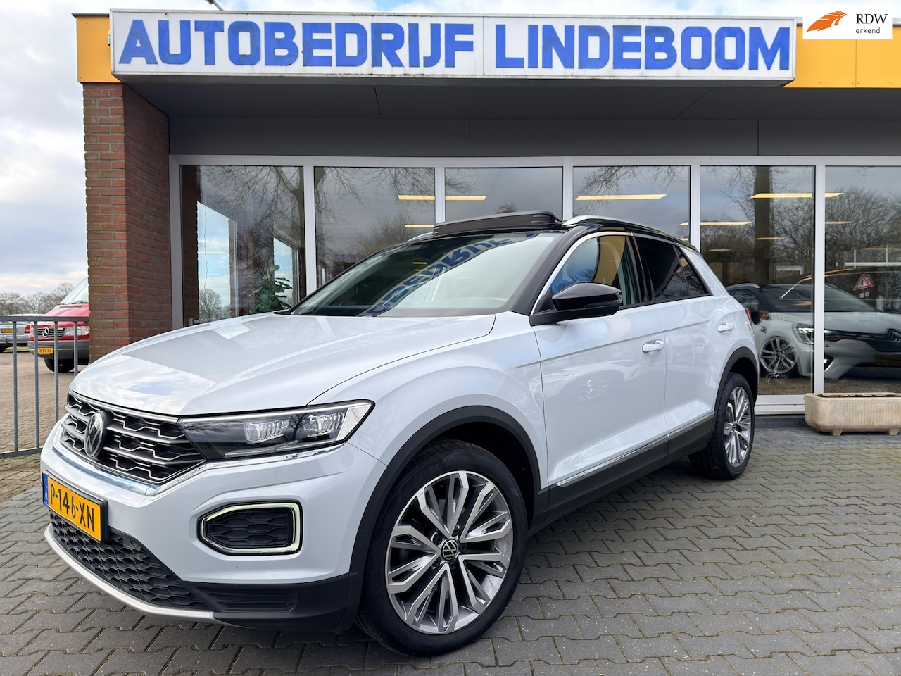 Volkswagen T-Roc - 1.0 TSI Style Panoramadak Adaptive Cruise Control - AutoWereld.nl