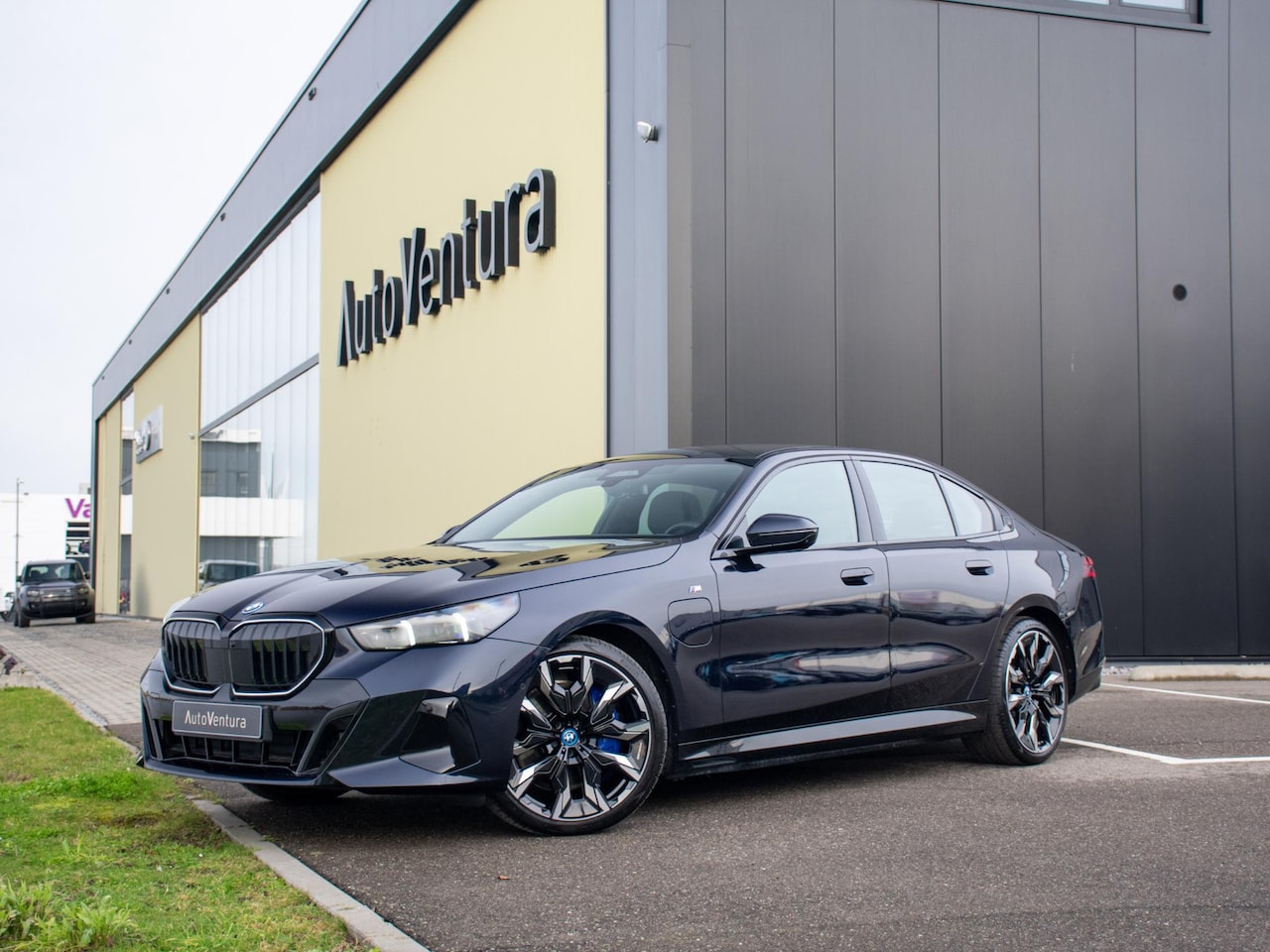 BMW 5-serie - 550e xDrive | M Sport Pro | Adaptief onderstel | B&W | Stoelverwarming | 360 Camera | Pano - AutoWereld.nl