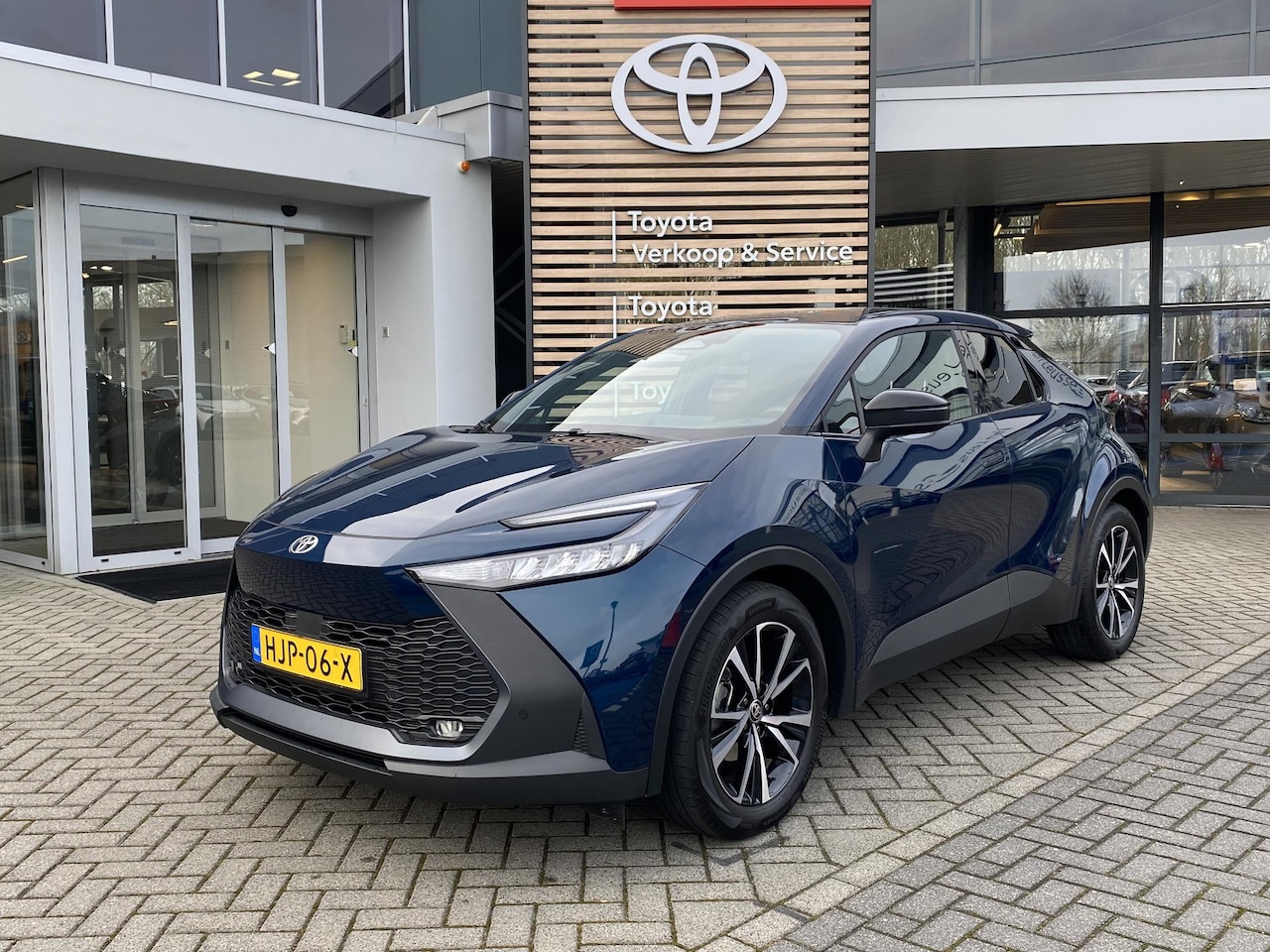 Toyota C-HR - 1.8 Hybrid 140 Dynamic LM-VELGEN KEYLESS PARK-SENSOREN BLIND-SPOT APPLE/ANDROID AD-CRUISE - AutoWereld.nl