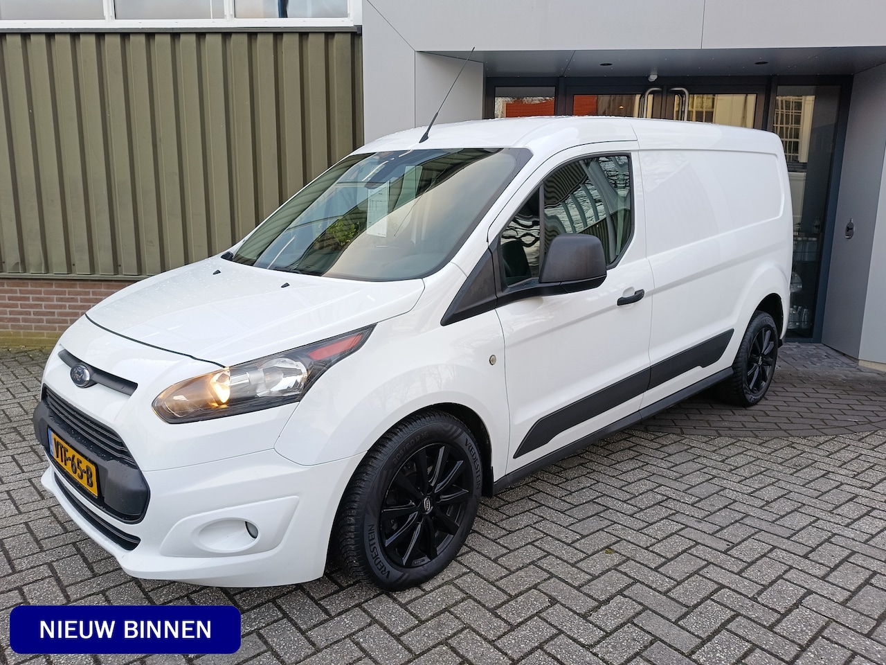 Ford Transit Connect - 1.5 TDCI L2 Ambiente HP Start & Stop | Airco | 3 zit |  Cruise controle | Trekhaak | Lengt - AutoWereld.nl