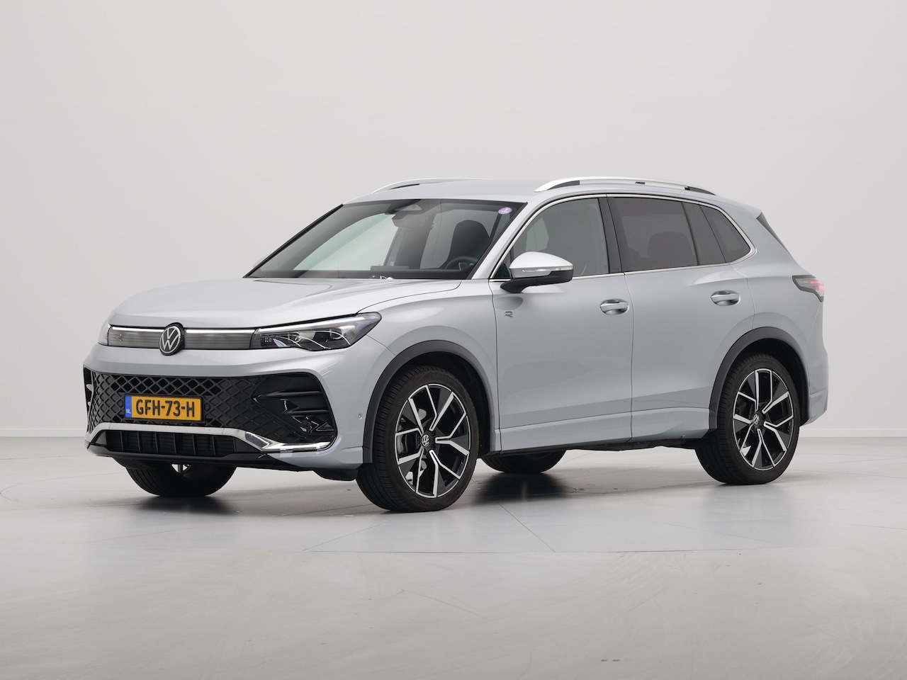 Volkswagen Tiguan - 1.5 eTSI 150pk R-Line Business DSG / Trekhaak / Navigatie / Camera / Acc - AutoWereld.nl