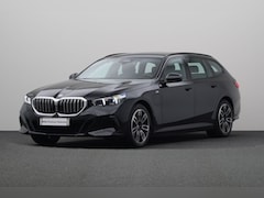 BMW 5-serie Touring - 550e xDrive | Glazen Panoramadak | Driving Assistant | Iconic Glow | M Sportpakket | Comfo