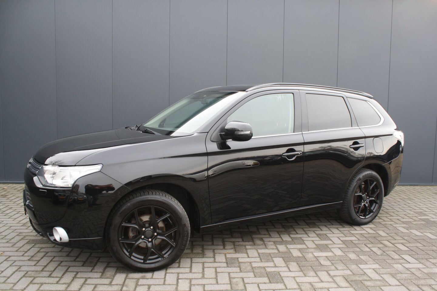 Mitsubishi Outlander - 2.0 PHEV Instyle - LEDER - NAVIGATIE - SCHUIFDAK - CAMERA - TREKHAAK - AutoWereld.nl