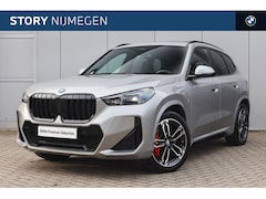 BMW X1 - xDrive25e M Sport Automaat / Panoramadak / Trekhaak / Sportstoelen / M Adaptief onderstel