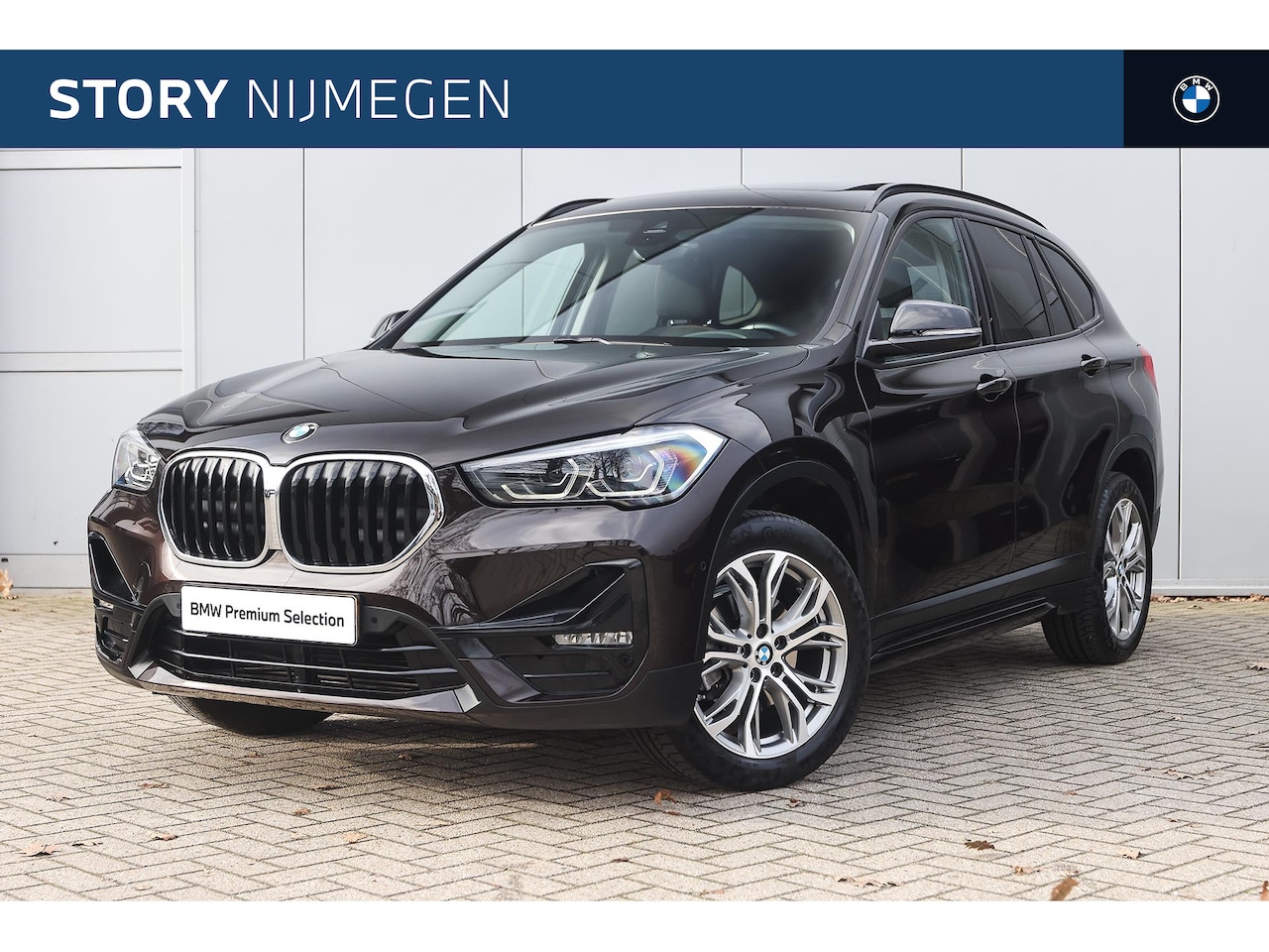 BMW X1 - sDrive18i Automaat / Trekhaak / Panoramadak / Sportstoelen / Comfort Access / Stoelverarmi - AutoWereld.nl