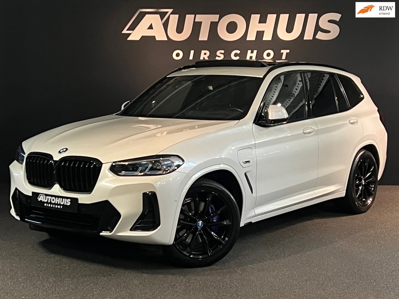 BMW X3 - XDrive30e High Executive Edition M Pano/Laser/M Performance stoelen/360 Camera/Stuurverwar - AutoWereld.nl