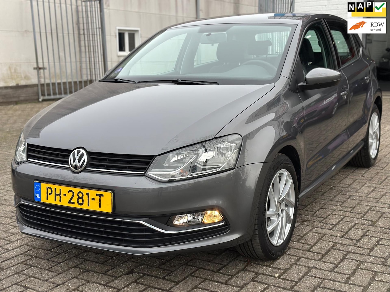 Volkswagen Polo - 1.2 TSI Comfortline Dealer onderh. BJ:2017 Cruise Control Airco NAP - AutoWereld.nl
