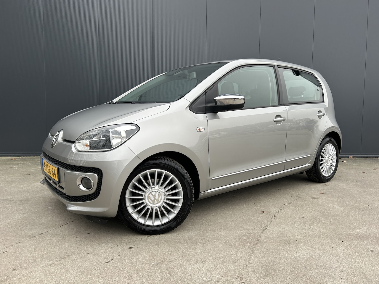 Volkswagen Up! - 1.0 high up! BlueMotion AIRCO NAVI LMV - AutoWereld.nl