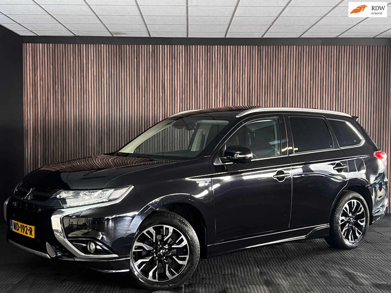 Mitsubishi Outlander - 2.0 PHEV instyle+ PANORAMADAK/360 CAMERA/STUUR & STOEL VERWARMING/ACC/PDC/TREKHAAK/NAP! - AutoWereld.nl