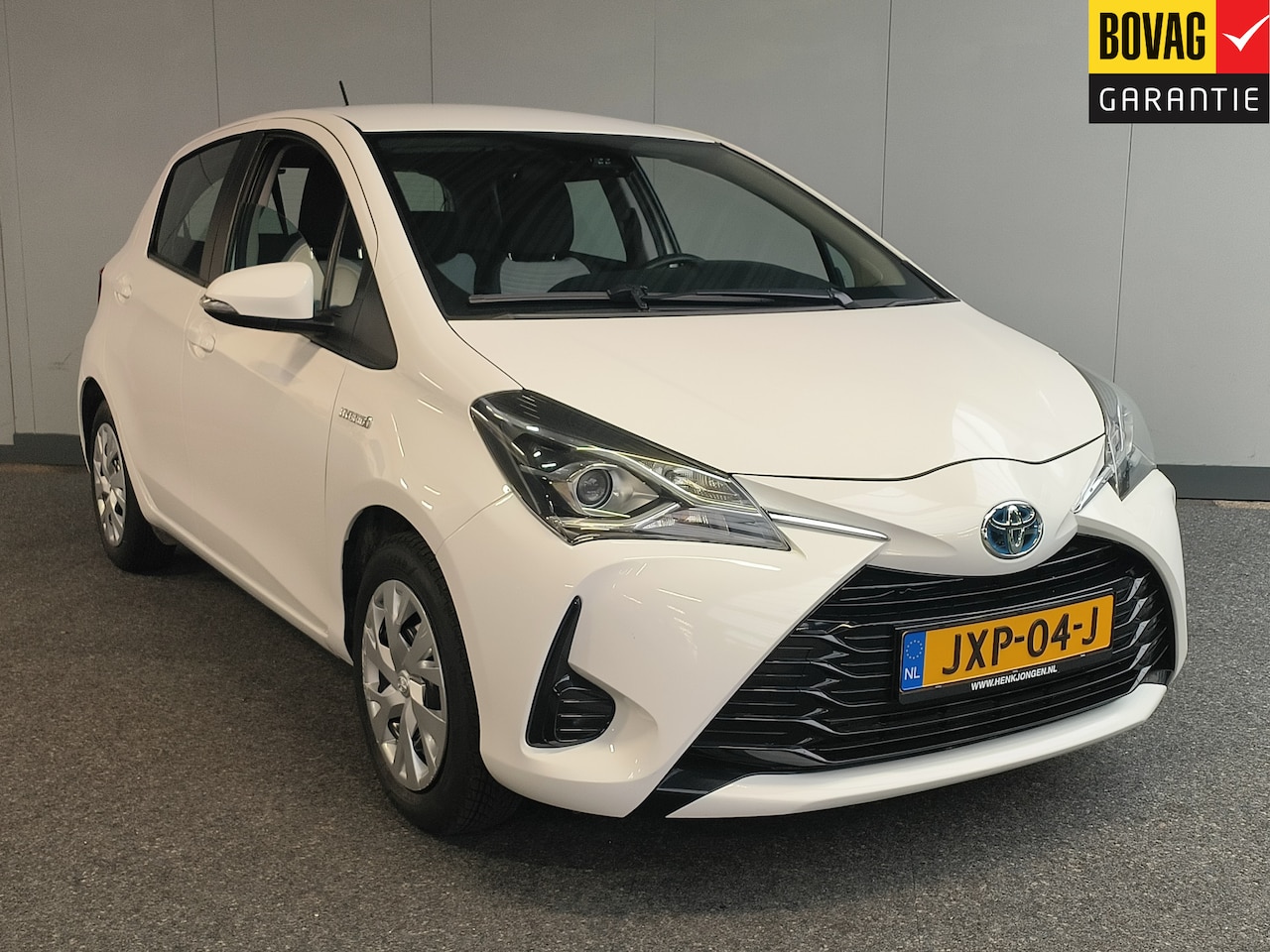 Toyota Yaris - 1.5 Hybrid Active Rijklaar + 12 maanden Bovag-garantie Henk Jongen Auto's in Helmond,  al - AutoWereld.nl