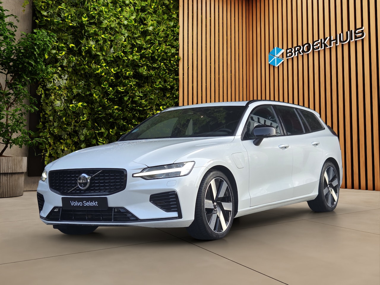 Volvo V60 - 2.0 T6 Plug-in hybrid AWD Ultra Dark | Trekhaak | 360 Camera | Panoramadak | Harman/Kardon - AutoWereld.nl