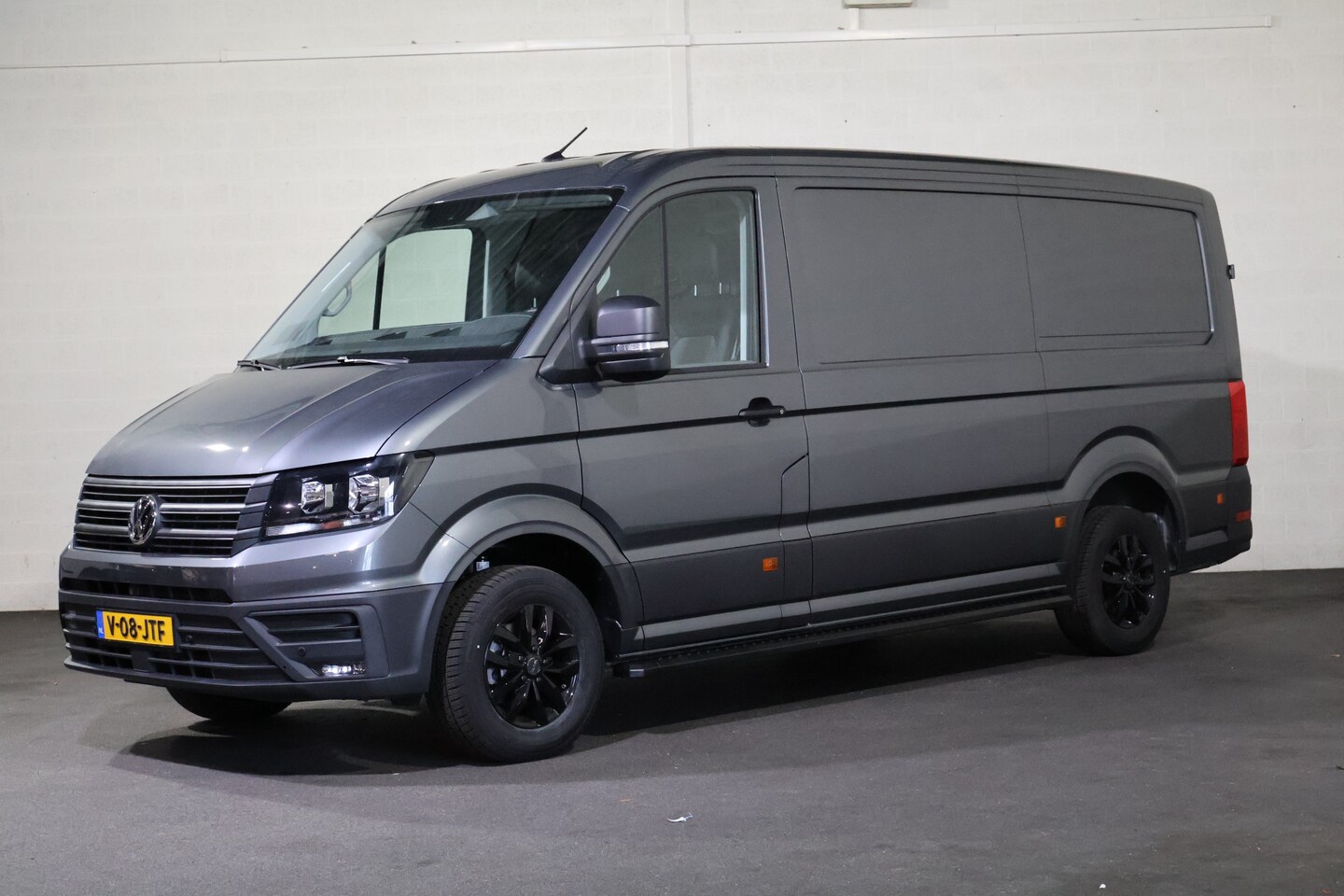 Volkswagen Crafter - 2.0 TDI 177pk L3 H2 Automaat Airco Navigatie Camera Trekhaak - AutoWereld.nl