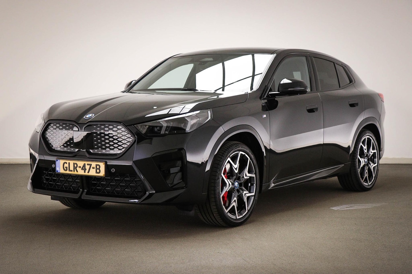 BMW iX2 - xDrive30 67 kWh M-Sport Pro | DRIVING ASSISTANT PLUS- PACK | PANORAMADAK | STOELVERWARMING - AutoWereld.nl