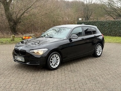 BMW 1-serie - 116i Sport NWE KETTING I PDC I CRUISE I BLUETOOTH I 6BAK