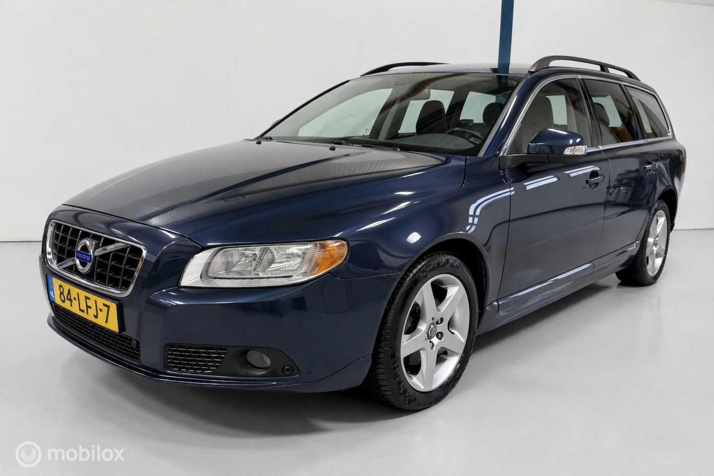 Volvo V70 - 2.0T Summum LEER / NAVI - AutoWereld.nl