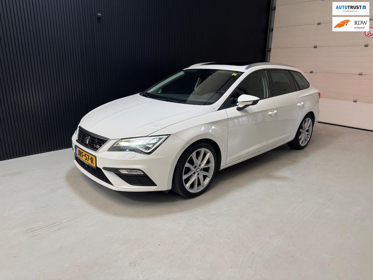 SEAT Leon ST - 2.0 TDI FR automaat Panorama trekhaak - AutoWereld.nl