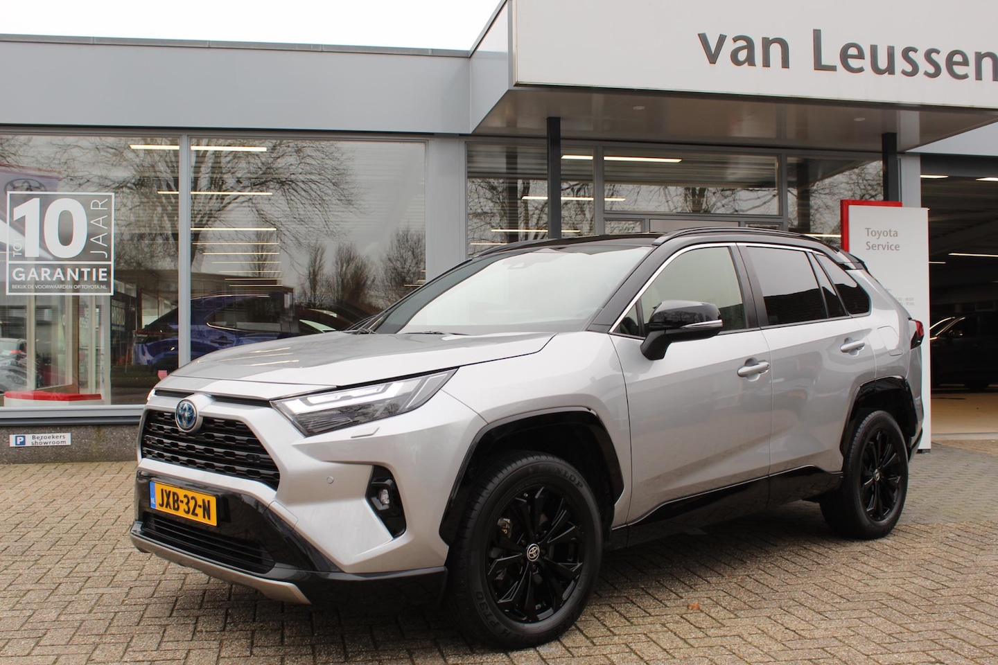 Toyota RAV4 - 2.5 HYBRID AWD BI-TONE STOEL-STUUR & RUITENWISSER VERW EL-ACHTERKLEP P.SENSOREN V+A LED KE - AutoWereld.nl