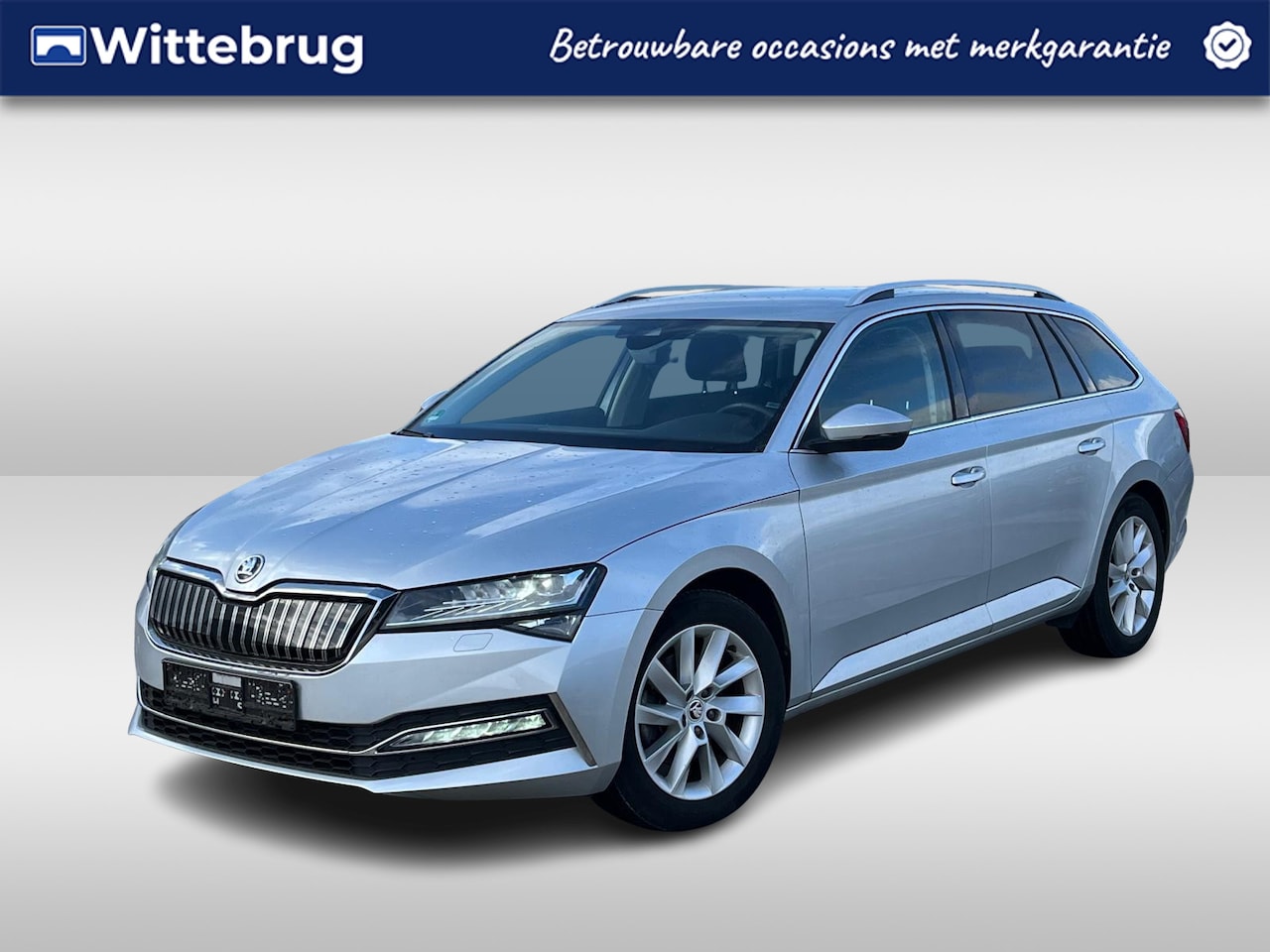 Skoda Superb Combi - 1.4 TSI iV 218pk Style DSG Automaat / Navigatie / LM 17 inch / APP / LED / Elektr klep / P - AutoWereld.nl