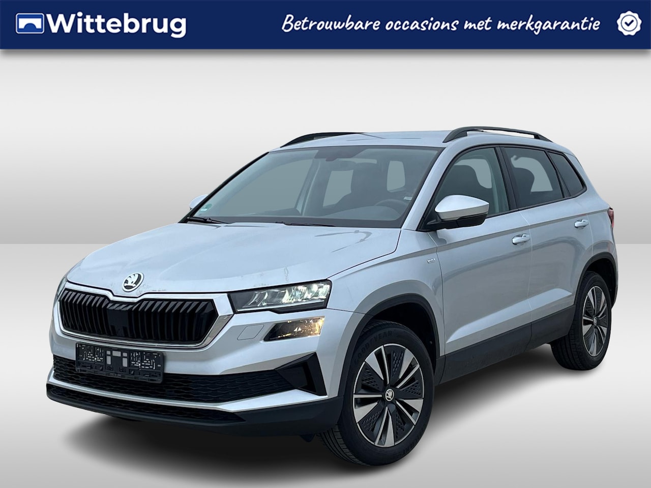 Skoda Karoq - 1.0 TSI 110pk Ambition Tour uitv. / Navigatie by APP / LM 17 inch / Parkeersensoren A. / L - AutoWereld.nl