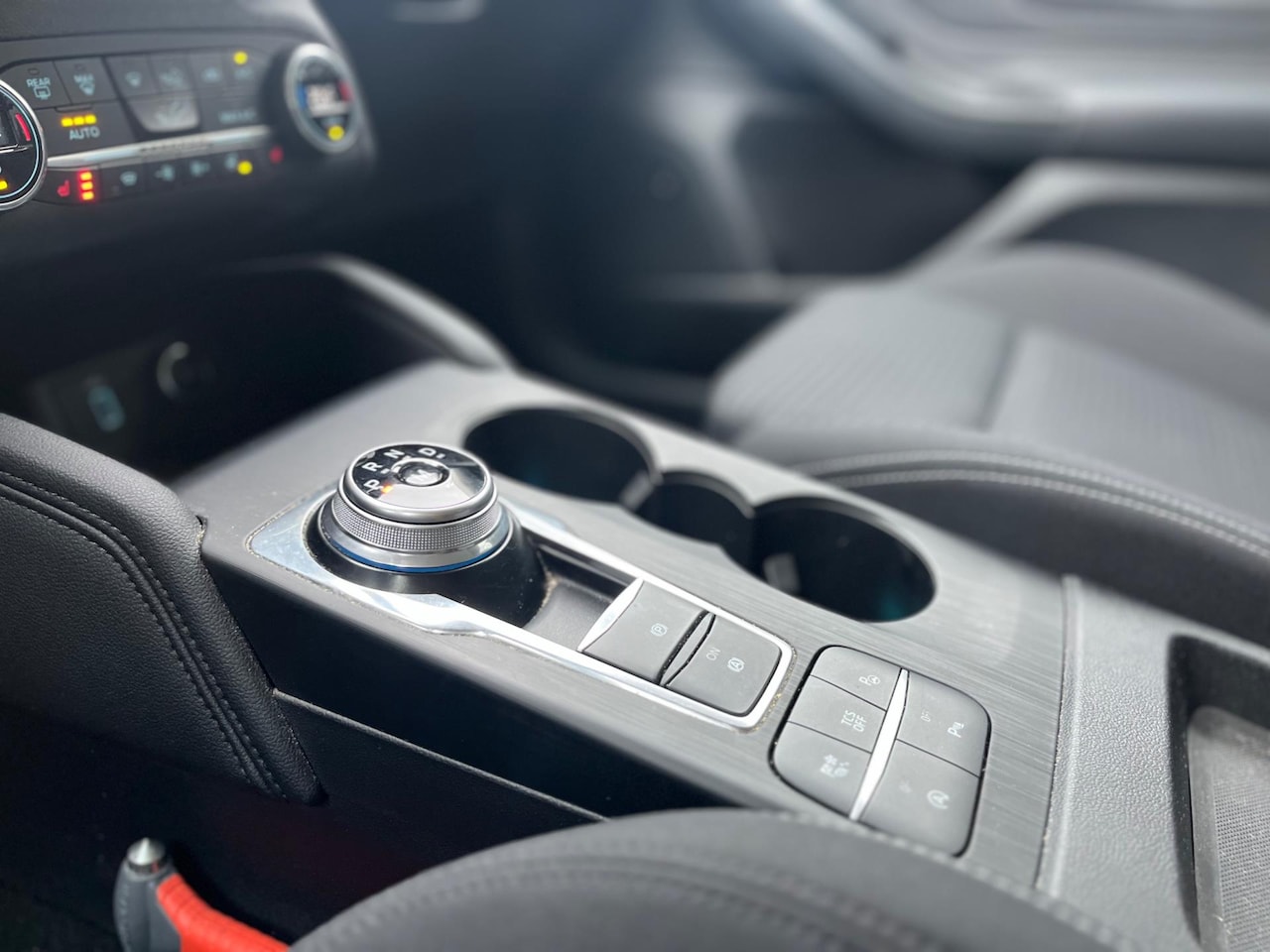 Ford Focus - 1.0 Titanium Business AUTOMAAT+NW DISTRIBUTIE+NL-AUTO+NAP+1EIG+B&O SOUND+NAVI+CLIMATE CONT - AutoWereld.nl