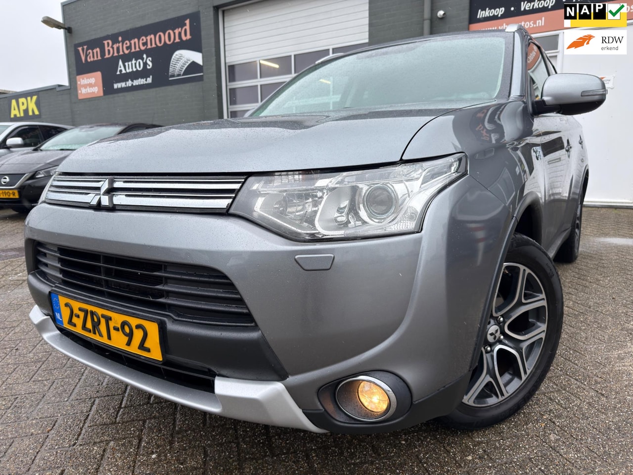 Mitsubishi Outlander - 2.0 PHEV Executive Edition X-Line van 2de Eig met trekhaak en parkeercamera en navigatie e - AutoWereld.nl