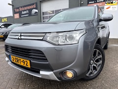 Mitsubishi Outlander - 2.0 PHEV Executive Edition X-Line van 2de Eig met trekhaak en parkeercamera en navigatie e